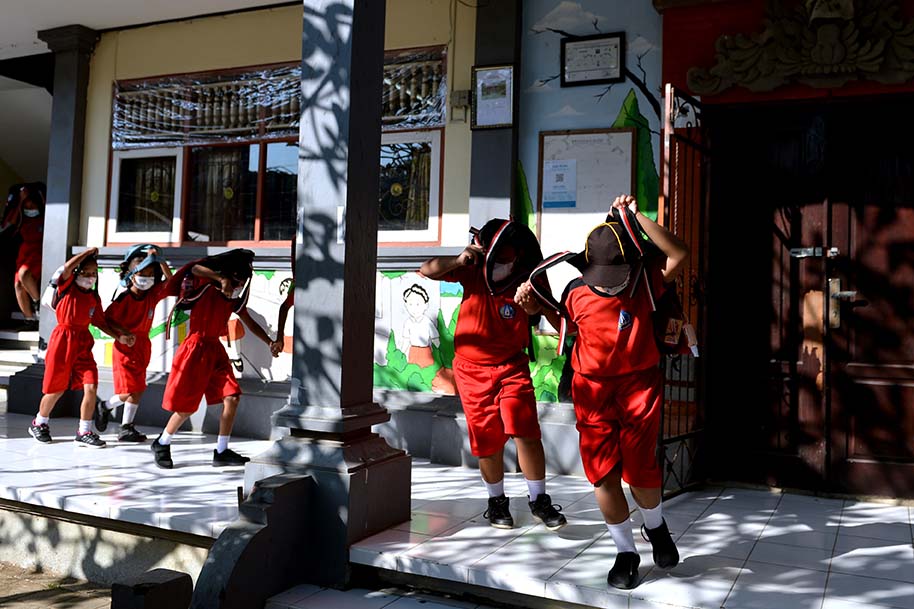 Siswa SD di Bali Mengikuti Latihan Menghadapi Gempa dan Tsunami 