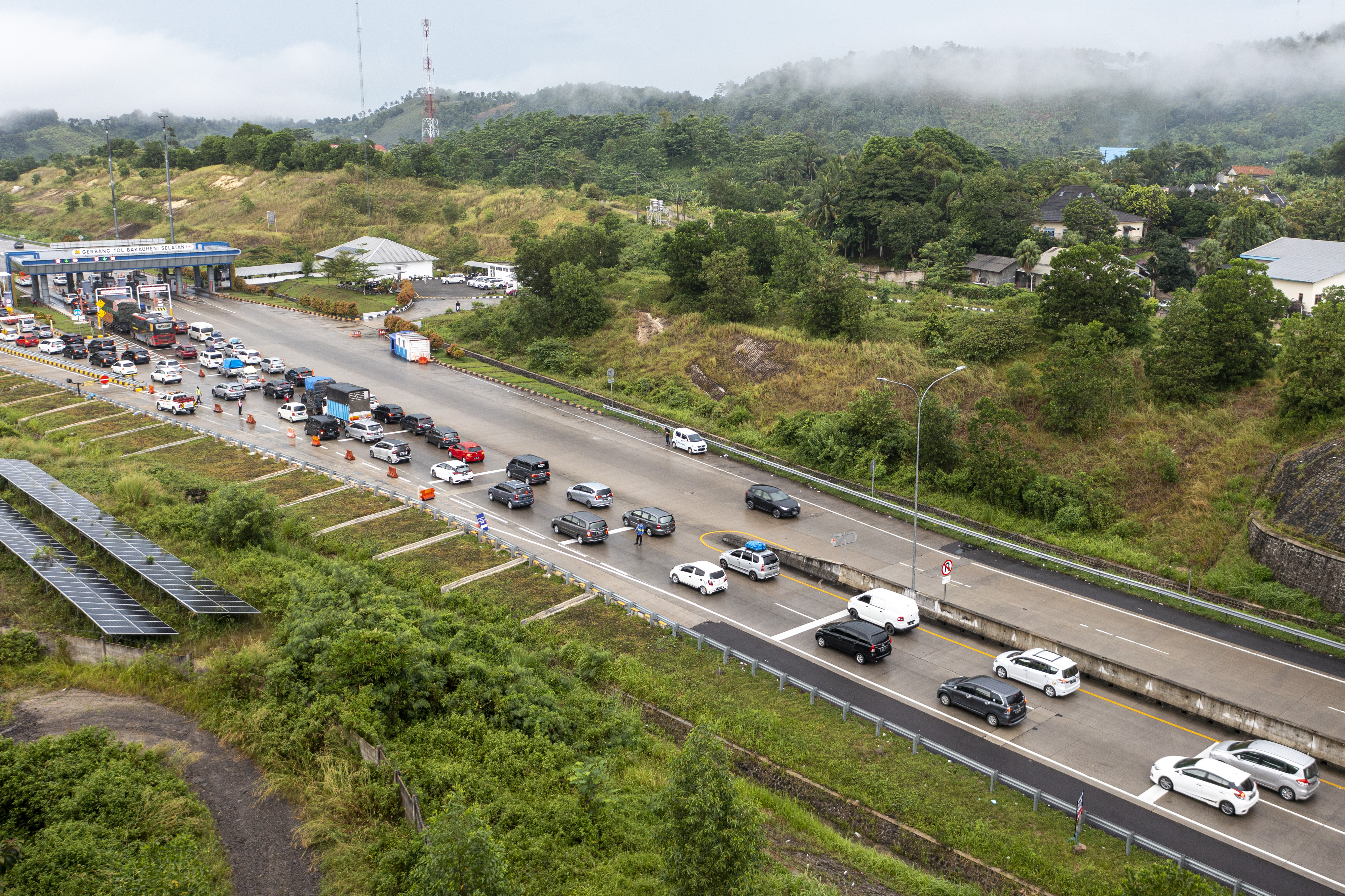 Jalan Tol TranS Sumatra (JTTS) Bakauheni-Palembang Dipadati Kendaraan Pemudik