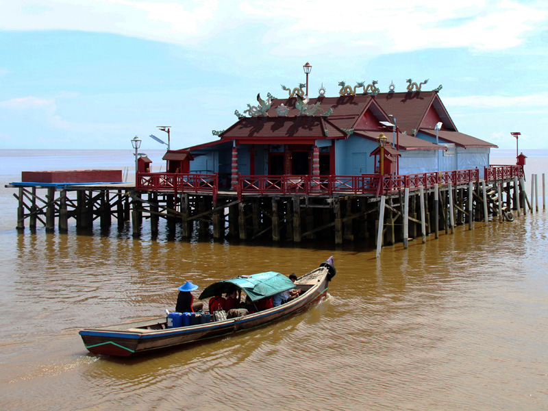 Kelenteng Terapung Di Tengah Laut