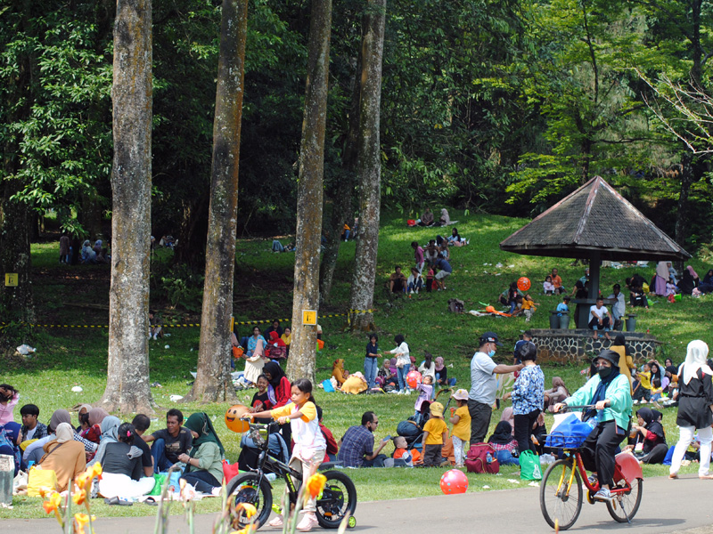 Kebun Raya Bogor Dipadati Pengunjung
