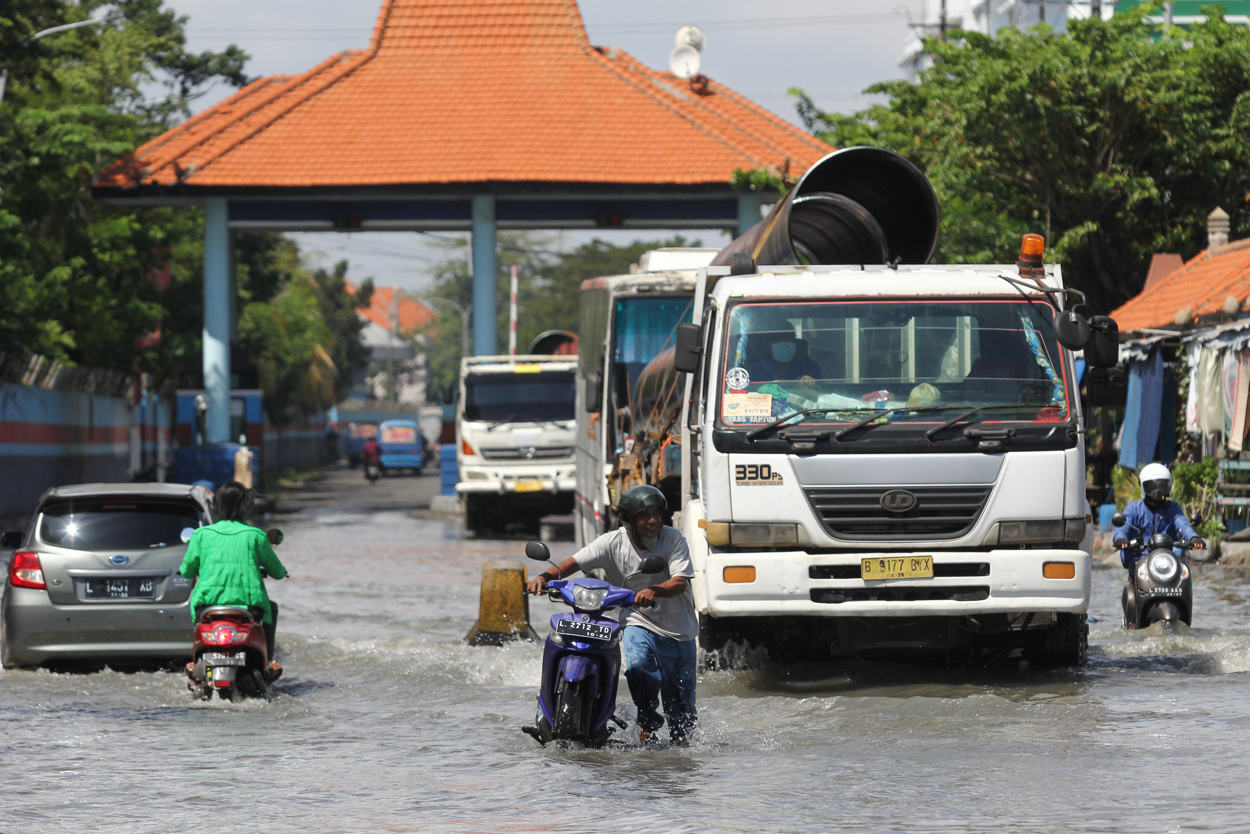 Banjir ROB di Pelabuhan Kalimas