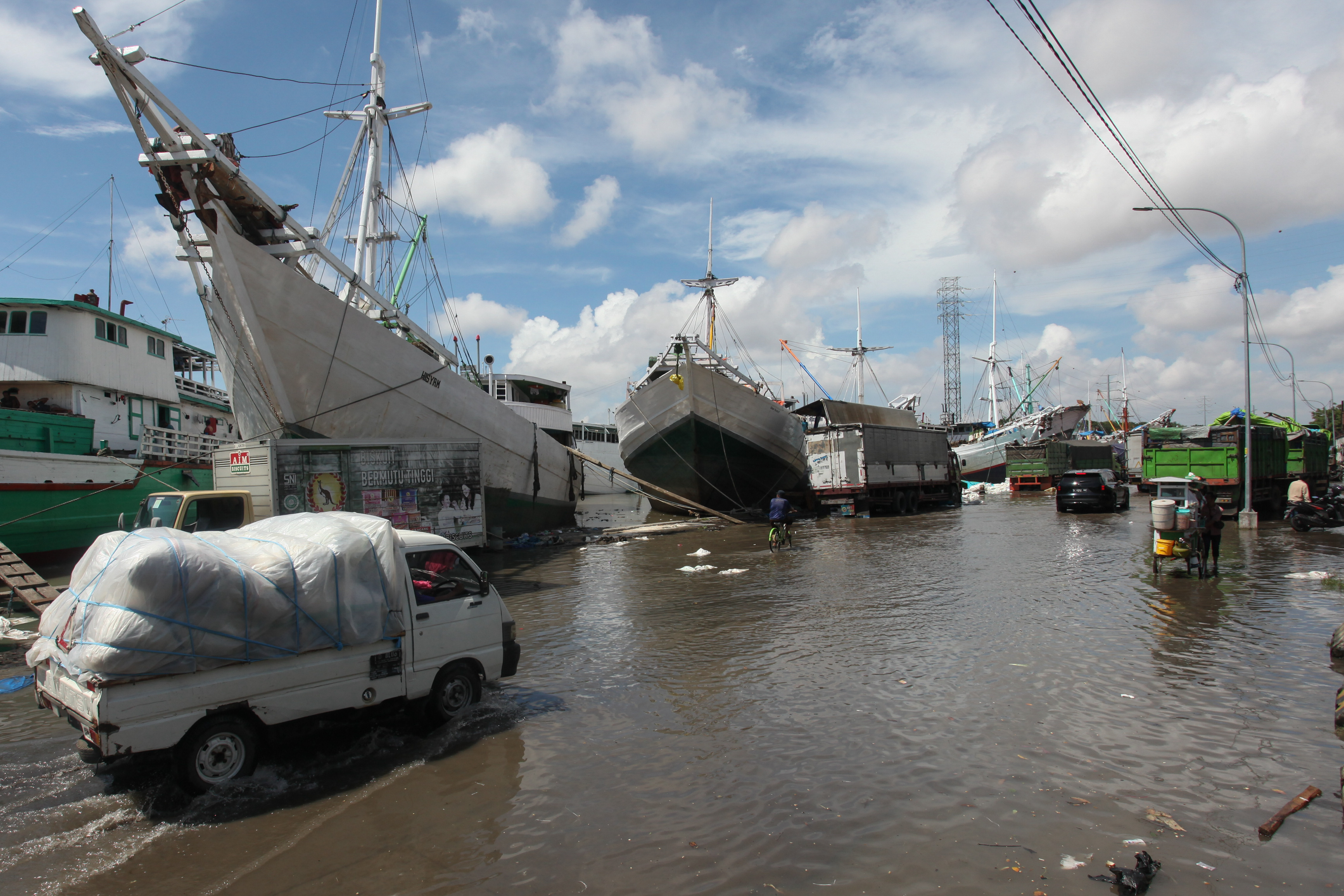 Banjir ROB di Pelabuhan Kalimas