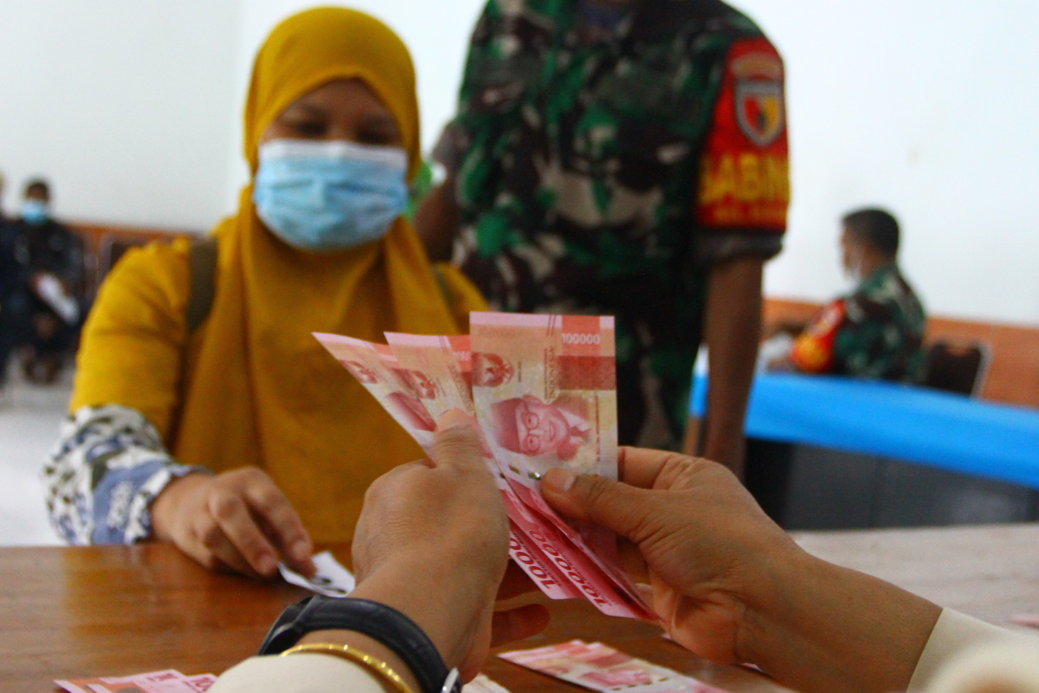 Penyaluran Bantuan Tunai Untuk Pedagang di Malang