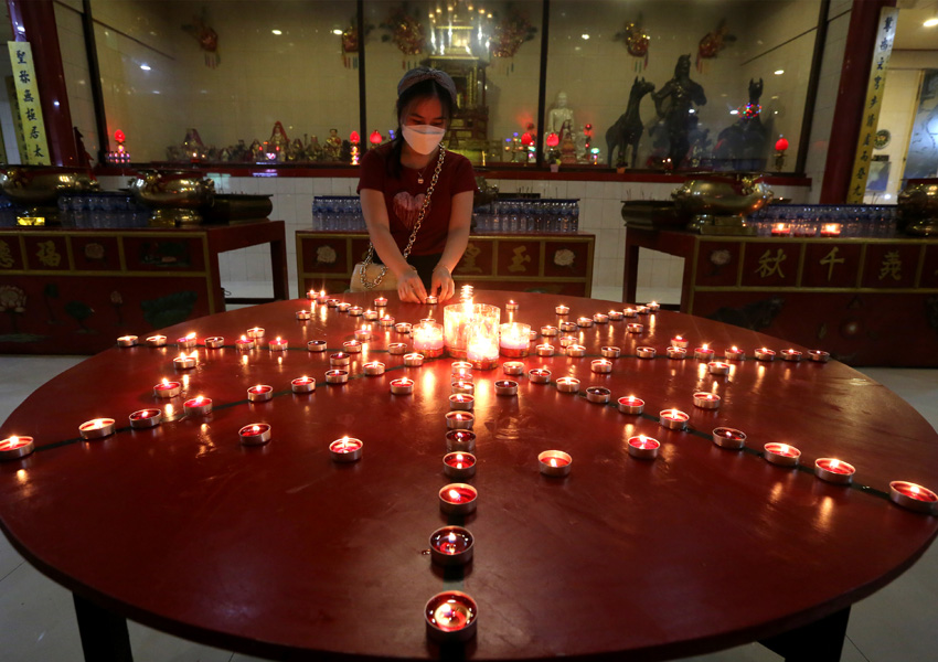 Lilin Perayaan Tri Suci Waisak Di Aceh