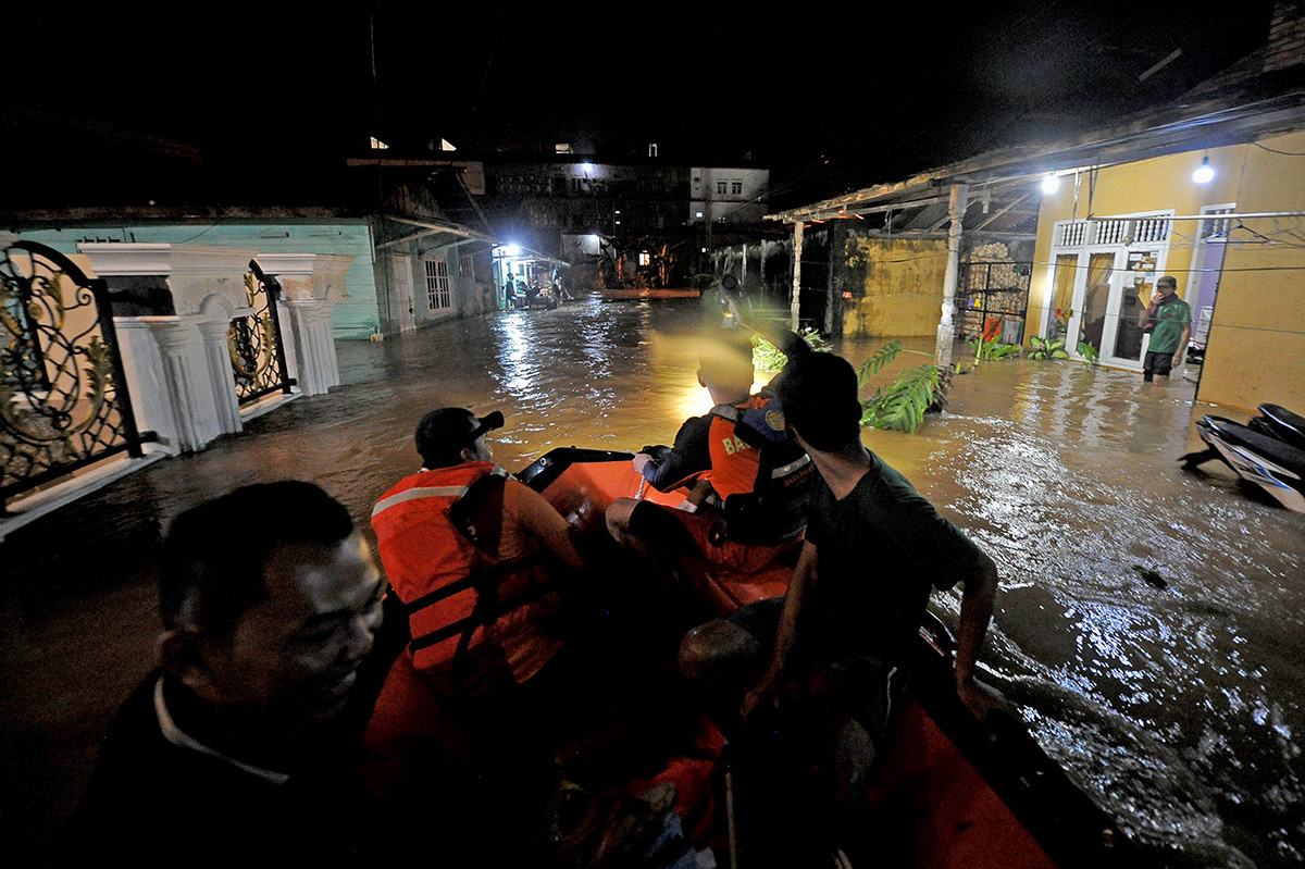 Evakuasi Korban Banjir di Jambi