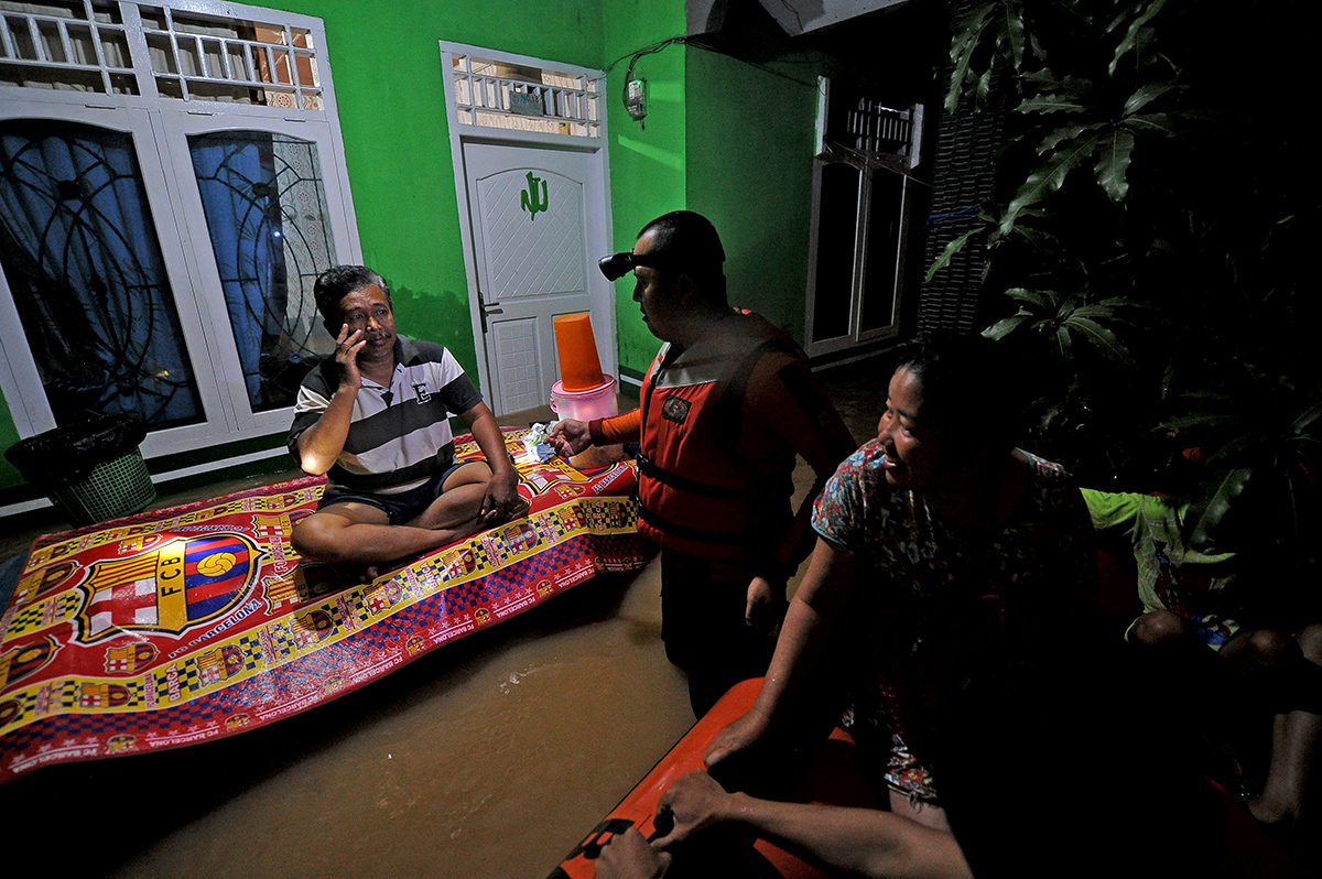 Evakuasi Korban Banjir di Jambi