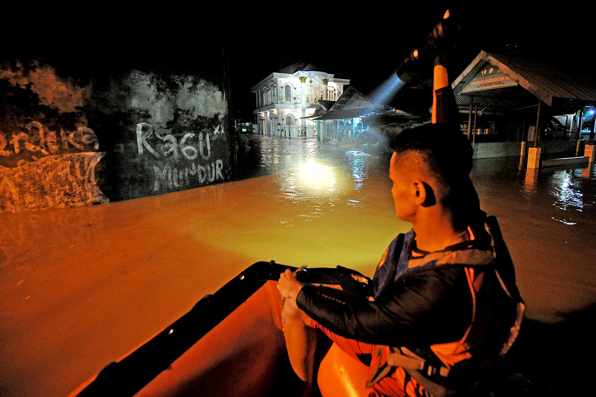 Evakuasi Korban Banjir di Jambi