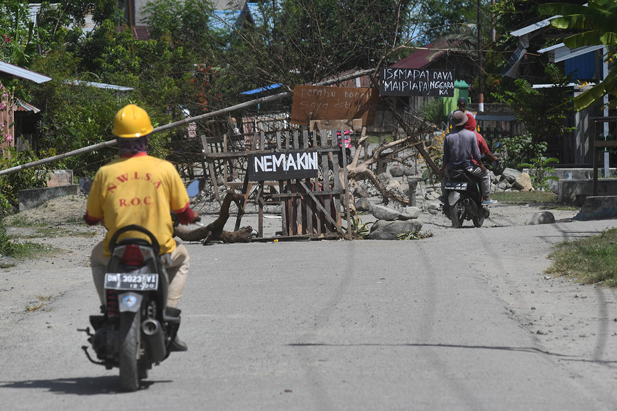 Aksi Protes Jalan Rusak di Donggala