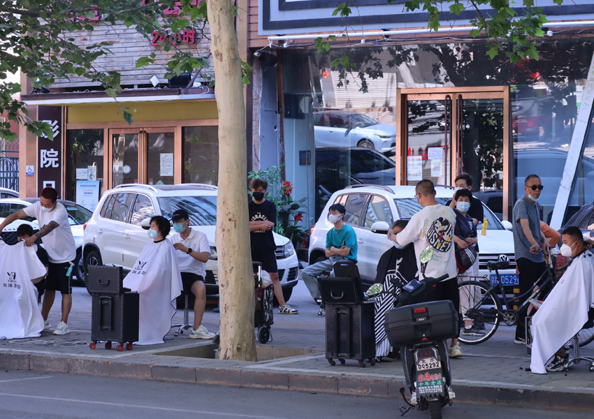 Tukang Cukur Jalanan Di Beijing Ditertibkan