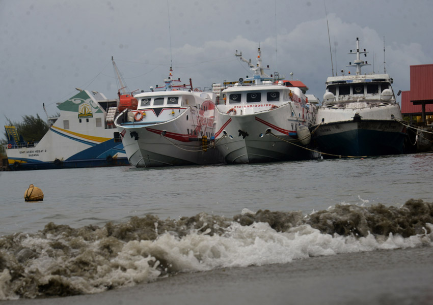 Hentikan Penyeberangan Kapal Akibat Angin Kencang