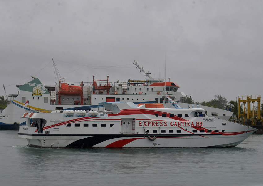 Hentikan Penyeberangan Kapal Akibat Angin Kencang