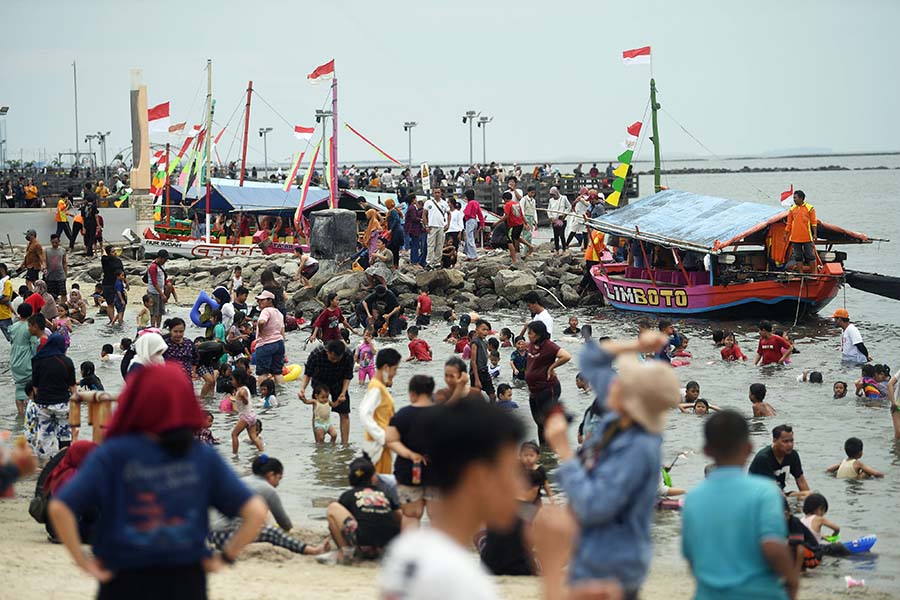 Ribuan Pengunjung Padati Pantai Wisata Ancol 