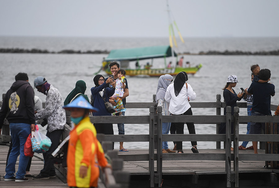 Ribuan Pengunjung Padati Pantai Wisata Ancol 