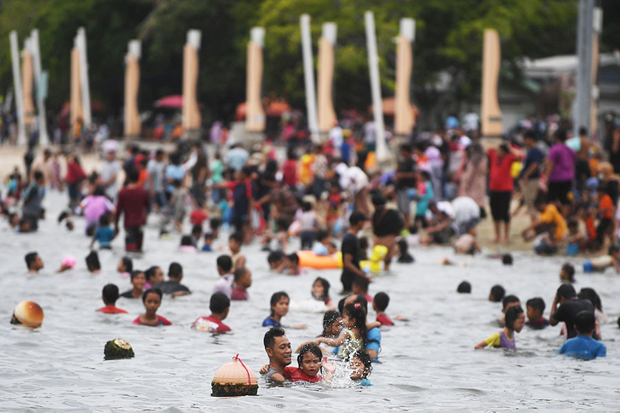 Ribuan Pengunjung Padati Pantai Wisata Ancol 