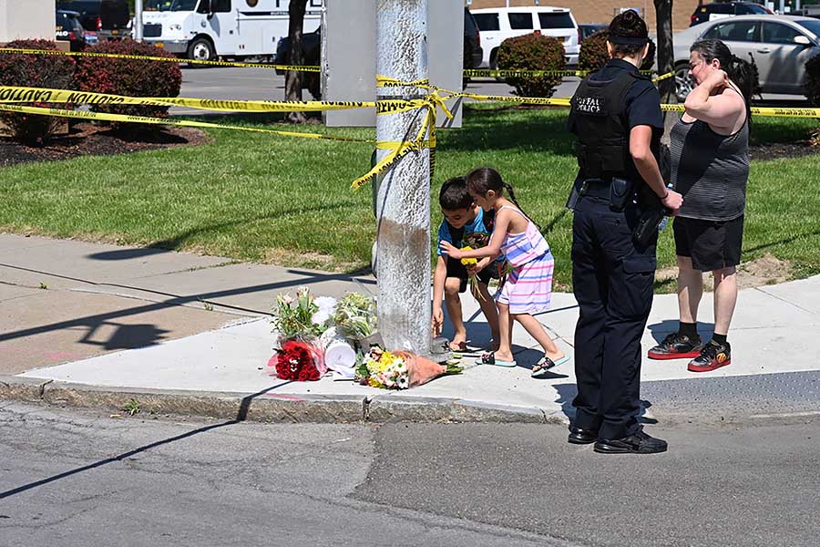 Duka Warga Kecam Aksi Brutal Rasial Menewaskan 10 Orang