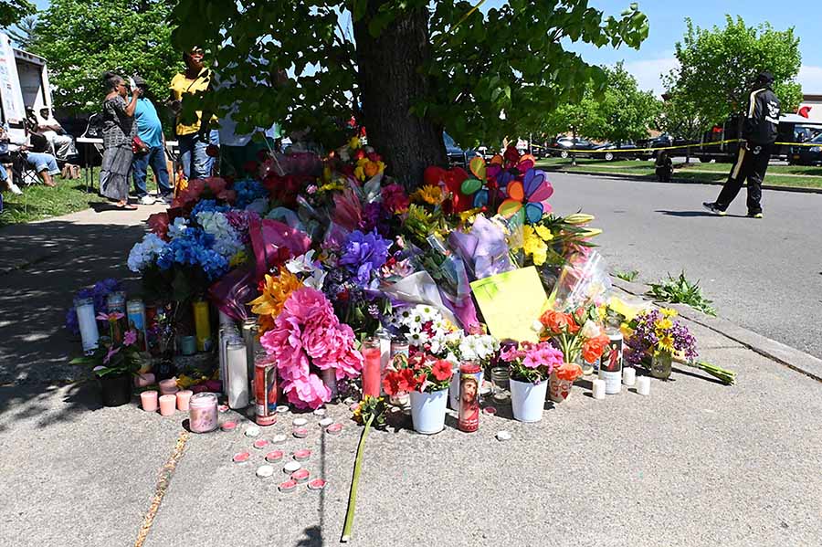 Duka Warga Kecam Aksi Brutal Rasial Menewaskan 10 Orang