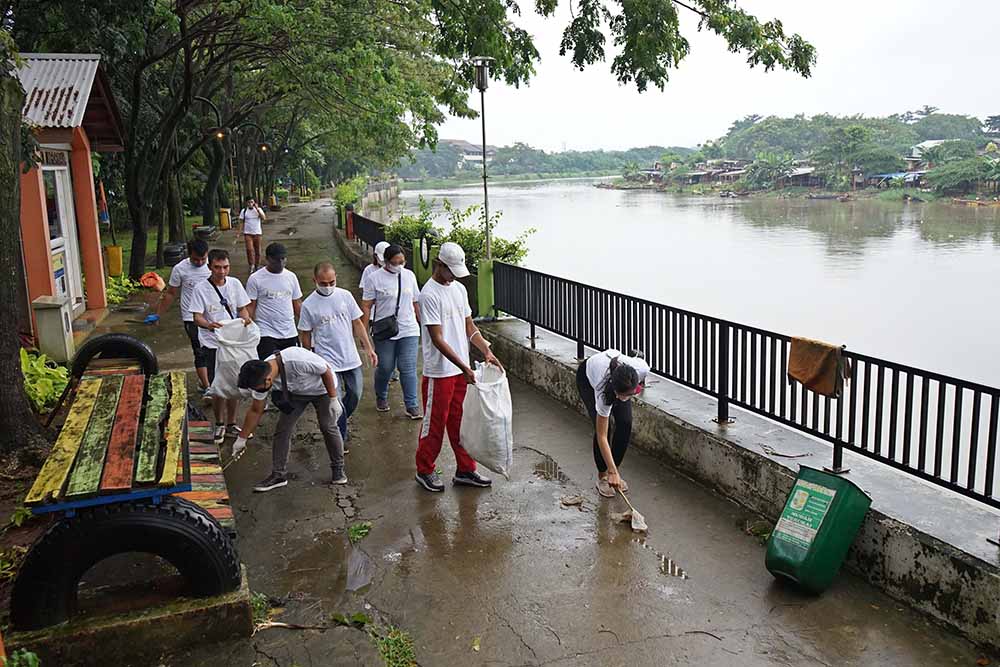 Ploging di Tepi Kali Cisadane