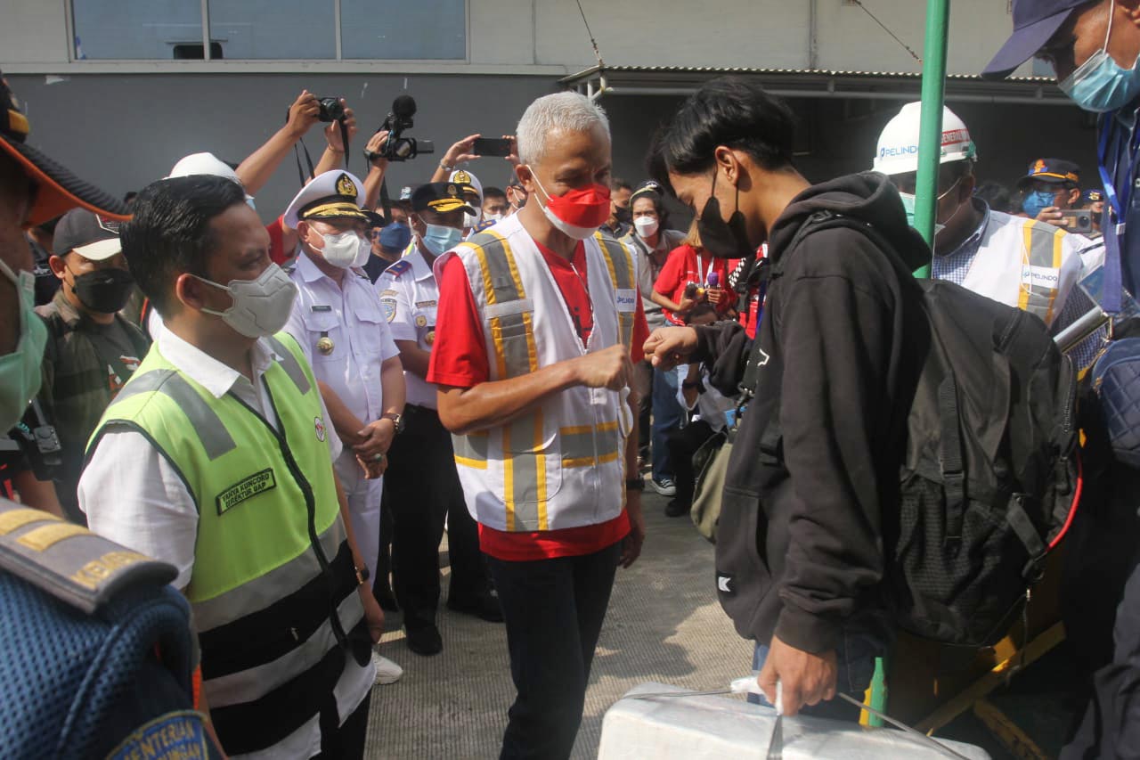 Pemudik KM Ciremai Disambut Ganjar Pranowo