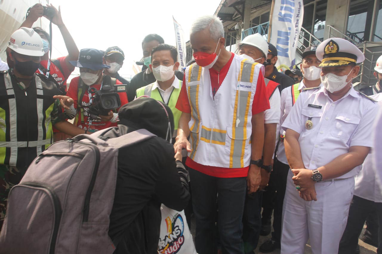 Pemudik KM Ciremai Disambut Ganjar Pranowo