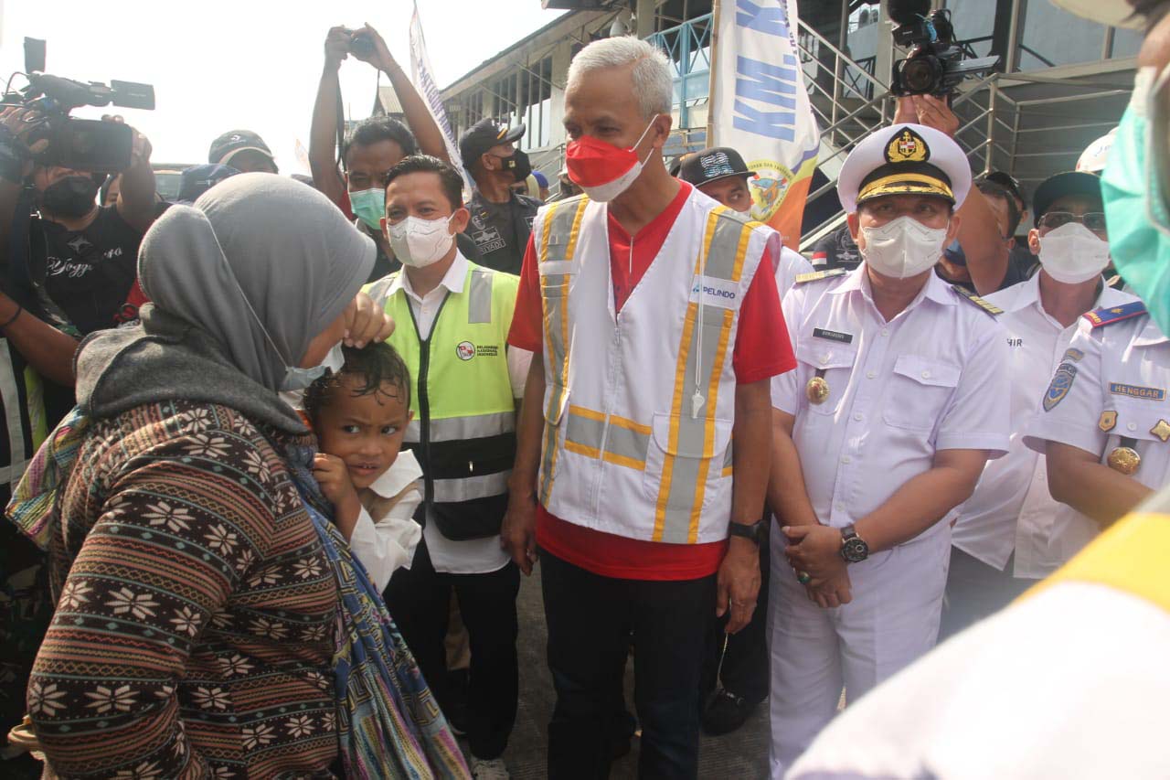 Pemudik KM Ciremai Disambut Ganjar Pranowo
