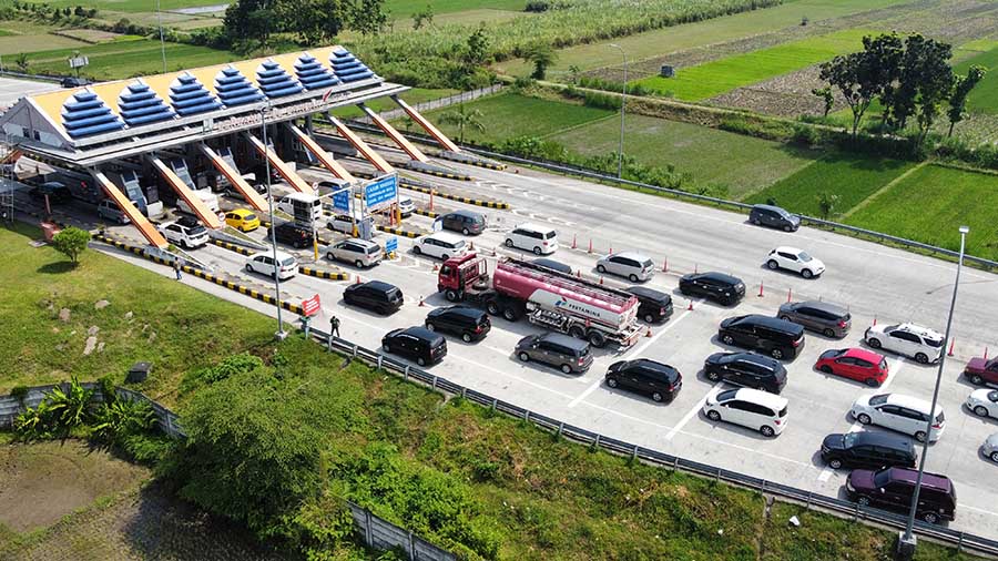 Antrean Kendaraan 1,5 Km di Gerbang Tol Jomo 