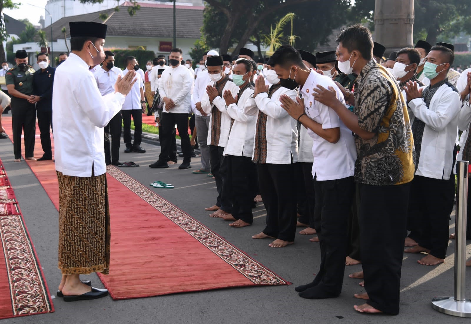 Presiden Joko Widodo dan Ibu Iriana Joko Widodo Melaksanakan Salat Idulfitri di Halaman Gedung Agung Istana Kepresidenan Yogyakarta