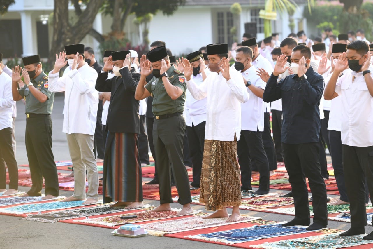 Presiden Joko Widodo dan Ibu Iriana Joko Widodo Melaksanakan Salat Idulfitri di Halaman Gedung Agung Istana Kepresidenan Yogyakarta