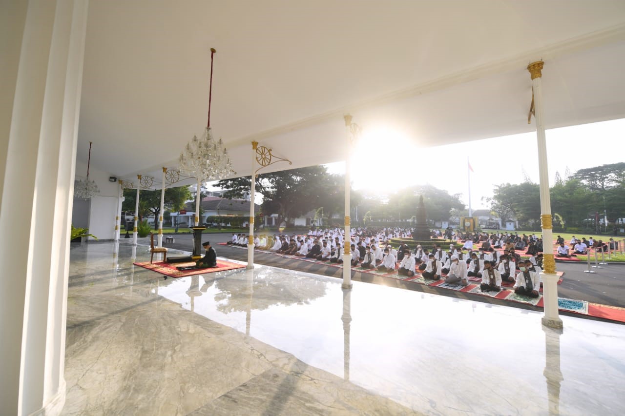 Presiden Joko Widodo dan Ibu Iriana Joko Widodo Melaksanakan Salat Idulfitri di Halaman Gedung Agung Istana Kepresidenan Yogyakarta