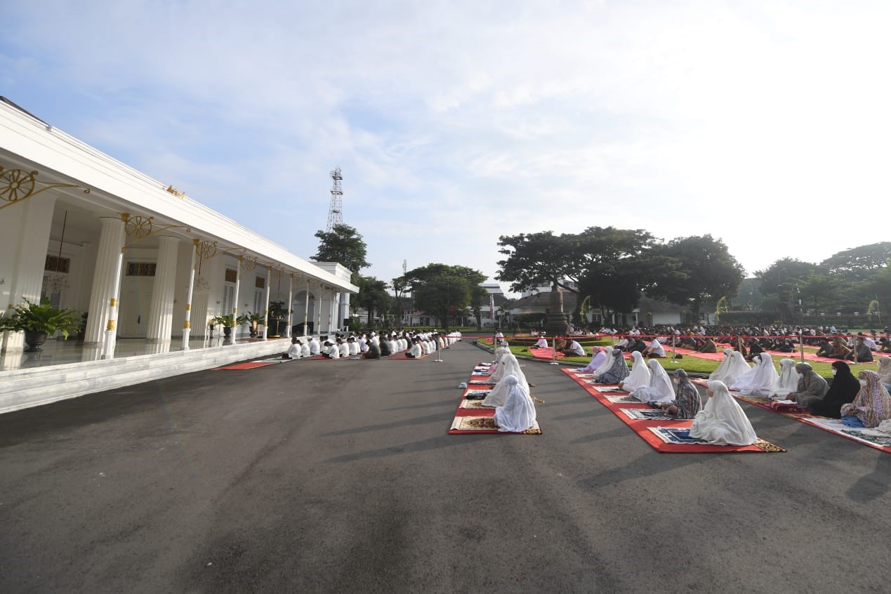 Presiden Joko Widodo dan Ibu Iriana Joko Widodo Melaksanakan Salat Idulfitri di Halaman Gedung Agung Istana Kepresidenan Yogyakarta