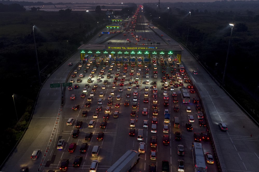 Volume Kendaran di GT Cikampek Utama Jalan Tol Jakarta-Cikampek Meningkat  155,5 Persen dari Lalu Lintas Normal