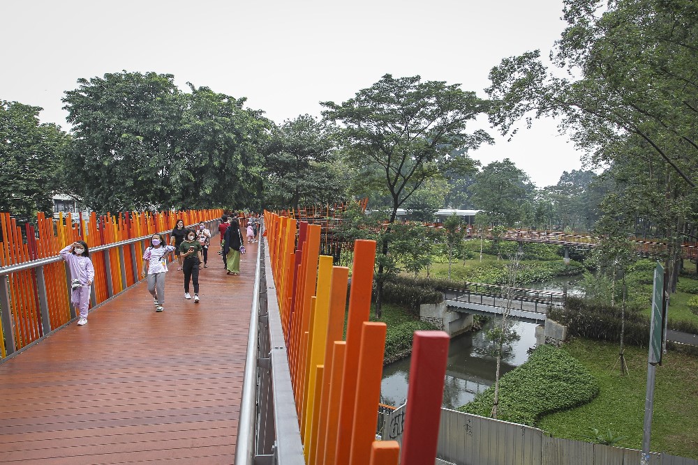 Warga Memanfaatkan Masa Libur dengan Bermain dan Berolahraga di Taman Terbuka