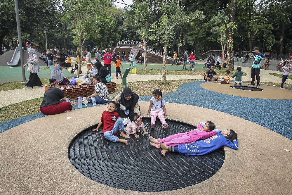 Warga Memanfaatkan Masa Libur dengan Bermain dan Berolahraga di Taman Terbuka