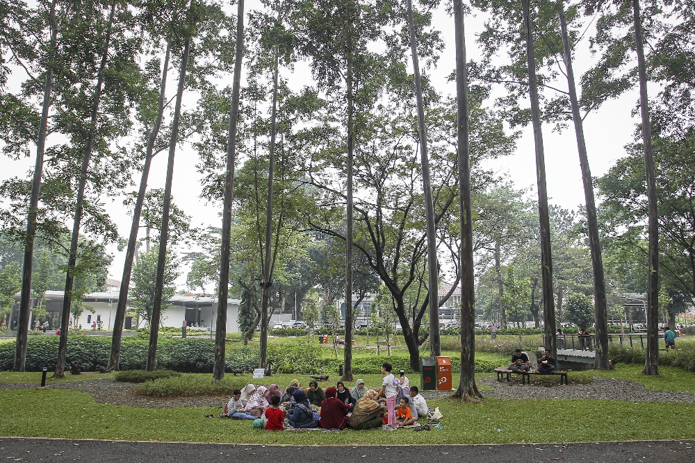 Warga Memanfaatkan Masa Libur dengan Bermain dan Berolahraga di Taman Terbuka