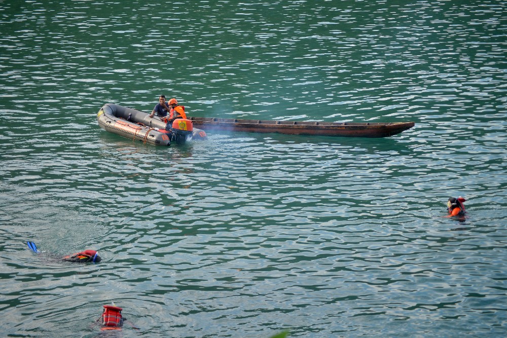 Petugas Mengevakuasi Mobil yang Masuk Laut