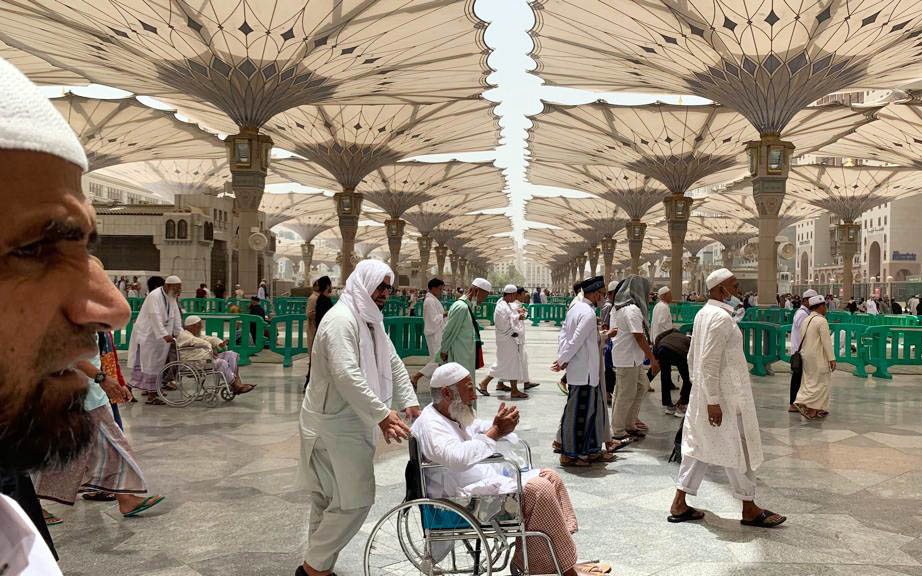 Bebas Masker dan Jaga Jarak di Masjid Nabawi Madinah 