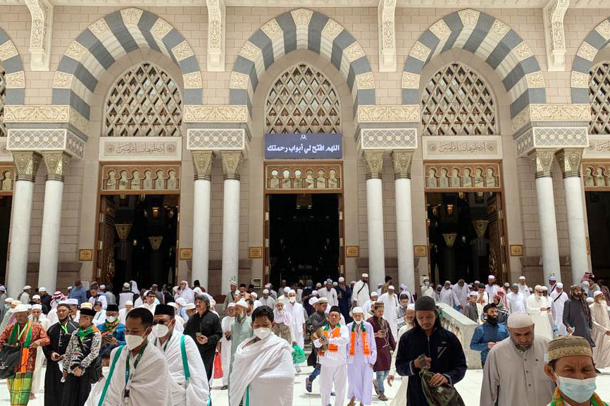 Bebas Masker dan Jaga Jarak di Masjid Nabawi Madinah 