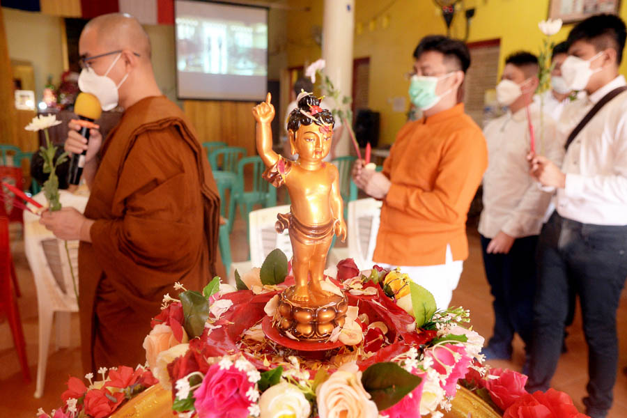 Bhikku Memimpin Ritual Pradaksina di Dhammadipa Manado 