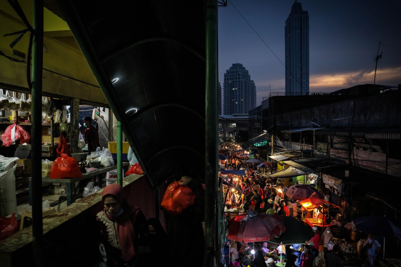 Jelang Lebaran Idul Fitri 1443 H Pasar  Dipenuhi Warga yang Berbelanja  Kebutuhan Pokok