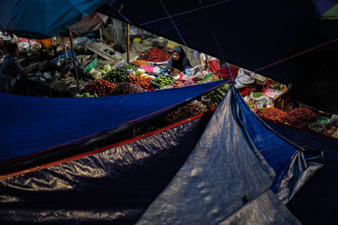 Jelang Lebaran Idul Fitri 1443 H Pasar  Dipenuhi Warga yang Berbelanja  Kebutuhan Pokok