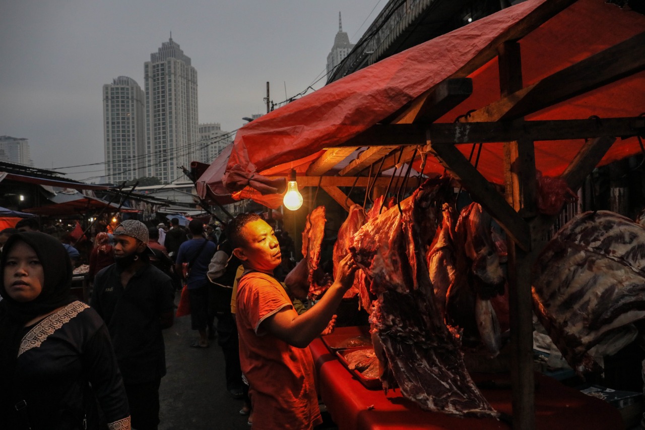 Jelang Lebaran Idul Fitri 1443 H Pasar  Dipenuhi Warga yang Berbelanja  Kebutuhan Pokok