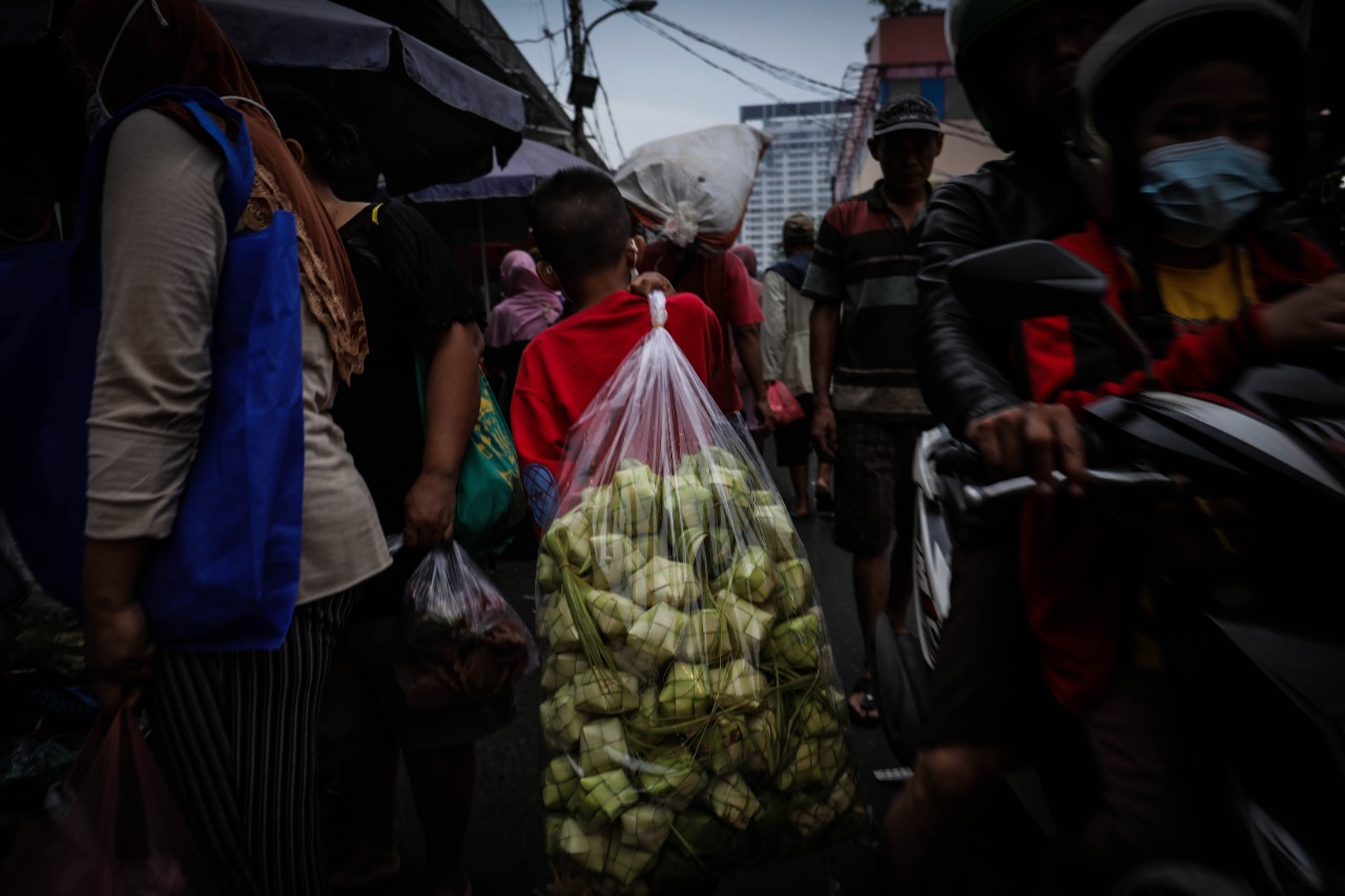 Jelang Lebaran Idul Fitri 1443 H Pasar  Dipenuhi Warga yang Berbelanja  Kebutuhan Pokok