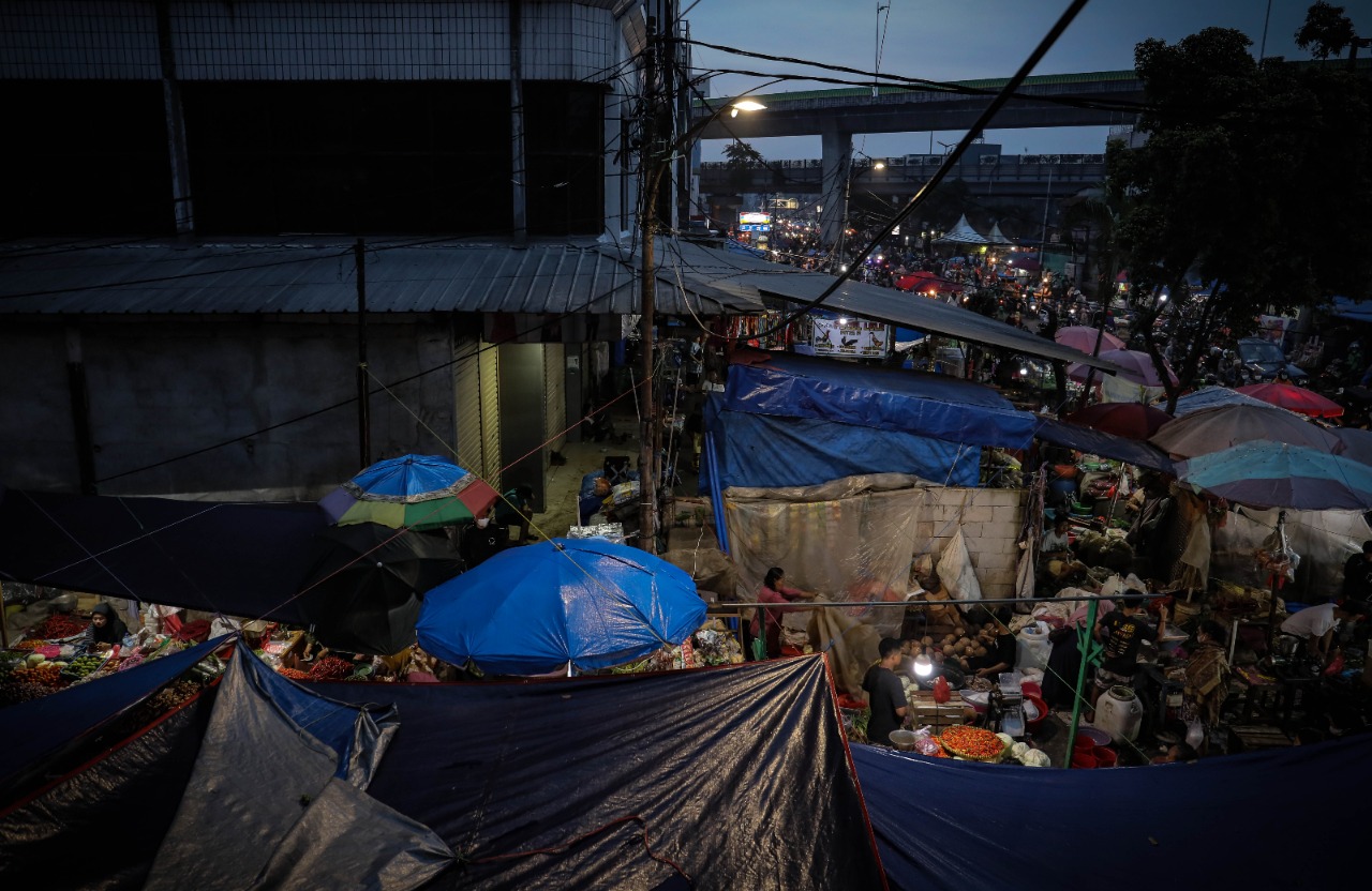 Jelang Lebaran Idul Fitri 1443 H Pasar  Dipenuhi Warga yang Berbelanja  Kebutuhan Pokok