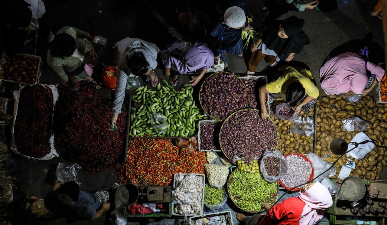 Jelang Lebaran Idul Fitri 1443 H Pasar  Dipenuhi Warga yang Berbelanja  Kebutuhan Pokok