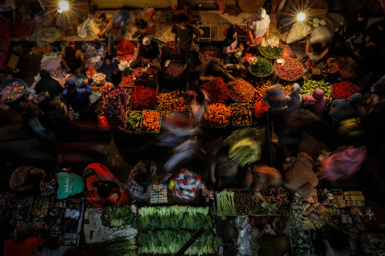 Jelang Lebaran Idul Fitri 1443 H Pasar  Dipenuhi Warga yang Berbelanja  Kebutuhan Pokok