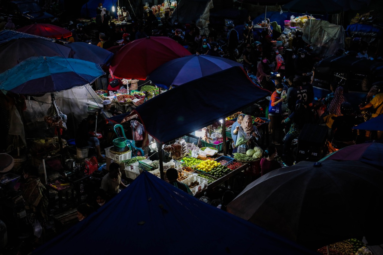 Jelang Lebaran Idul Fitri 1443 H Pasar  Dipenuhi Warga yang Berbelanja  Kebutuhan Pokok