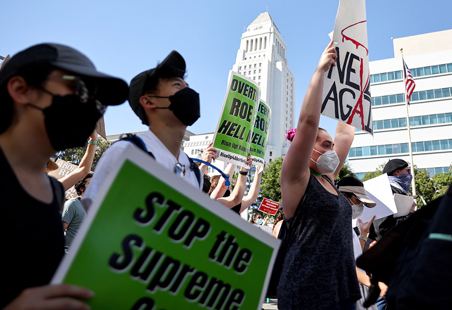 Protes Keputusan Mahkamah Agung AS yang Membatalkan Hak Aborsi 