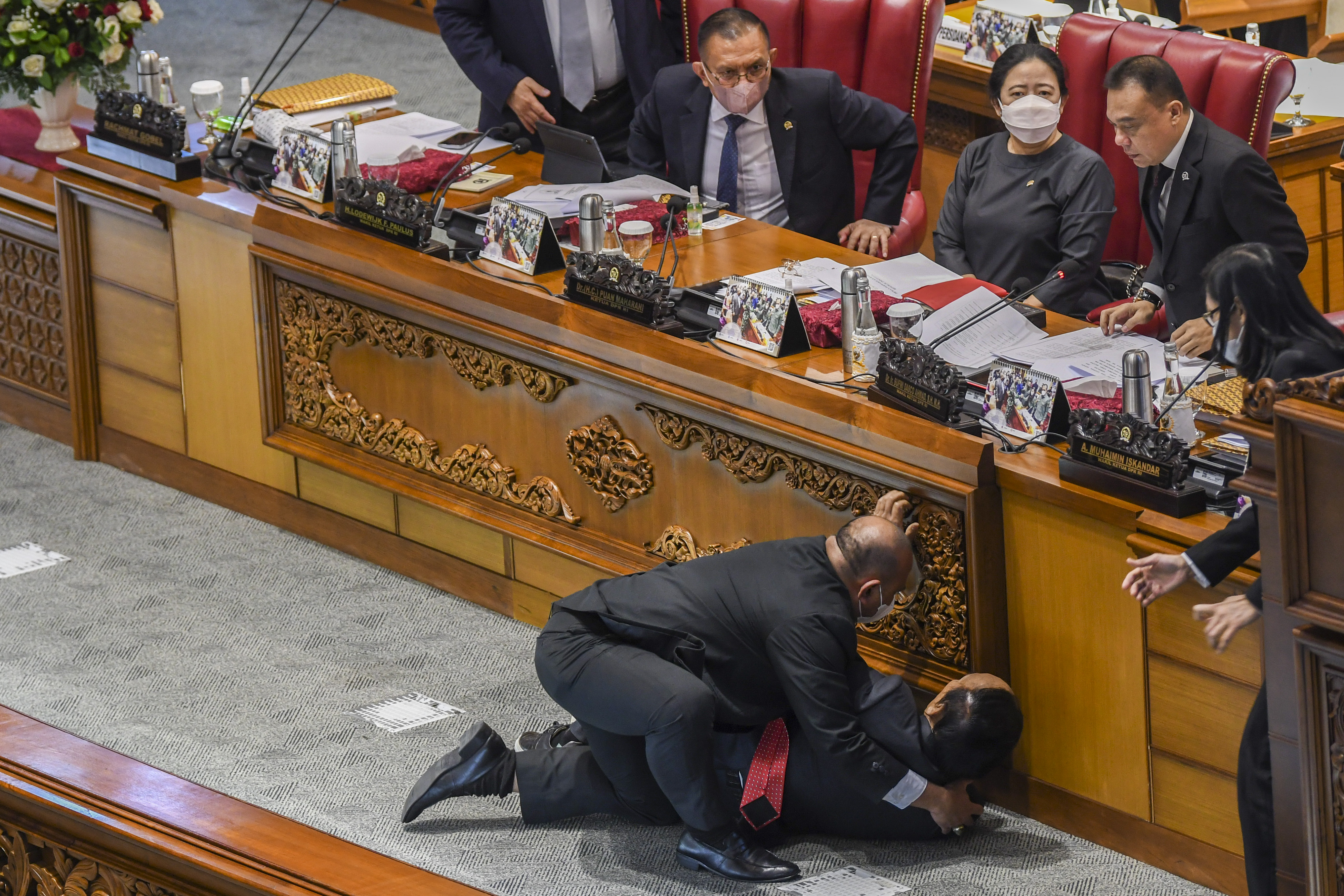 Wakil Ketua Banggar Terjatuh