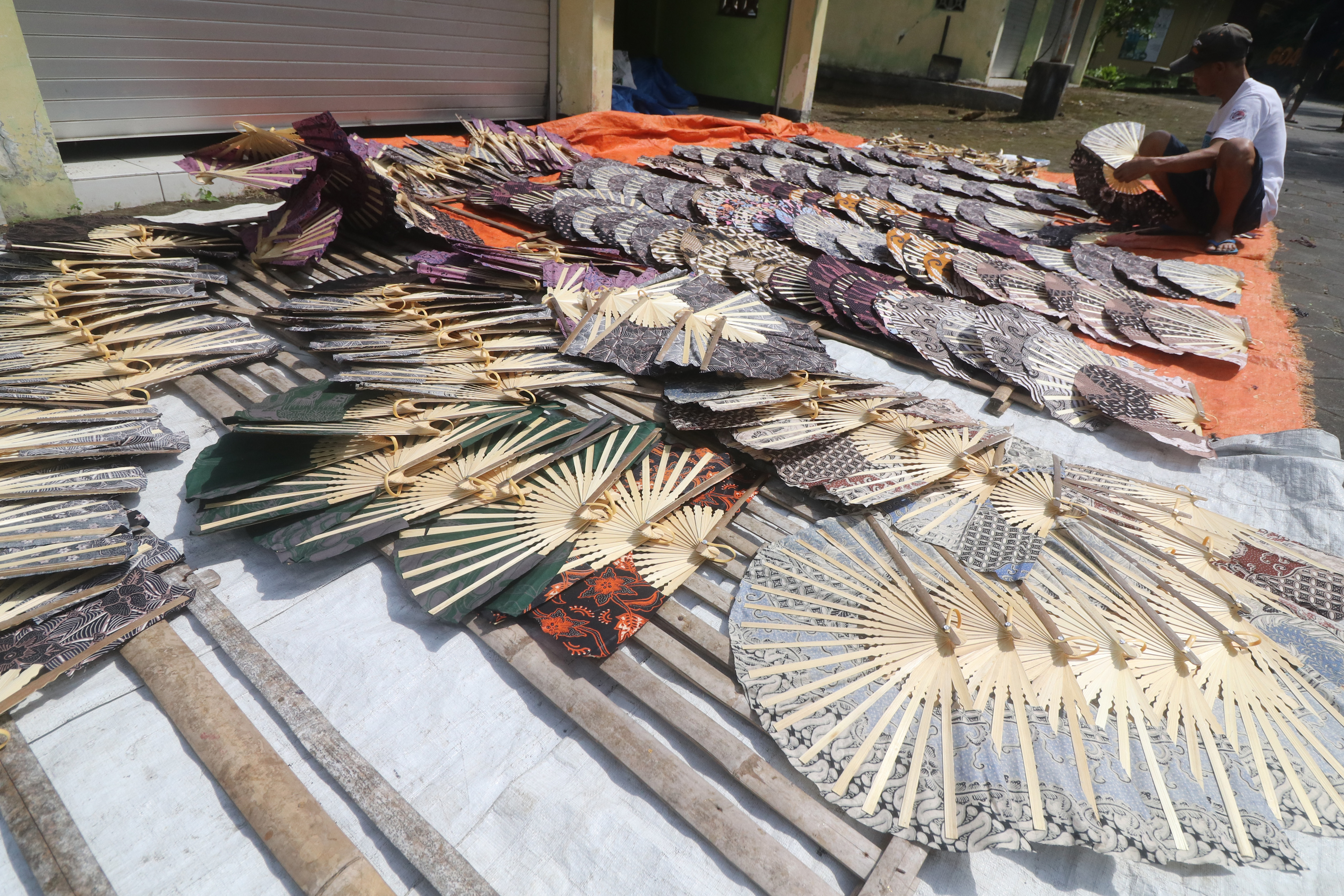 Kerajinan Kipas Suvenir Pernikahan