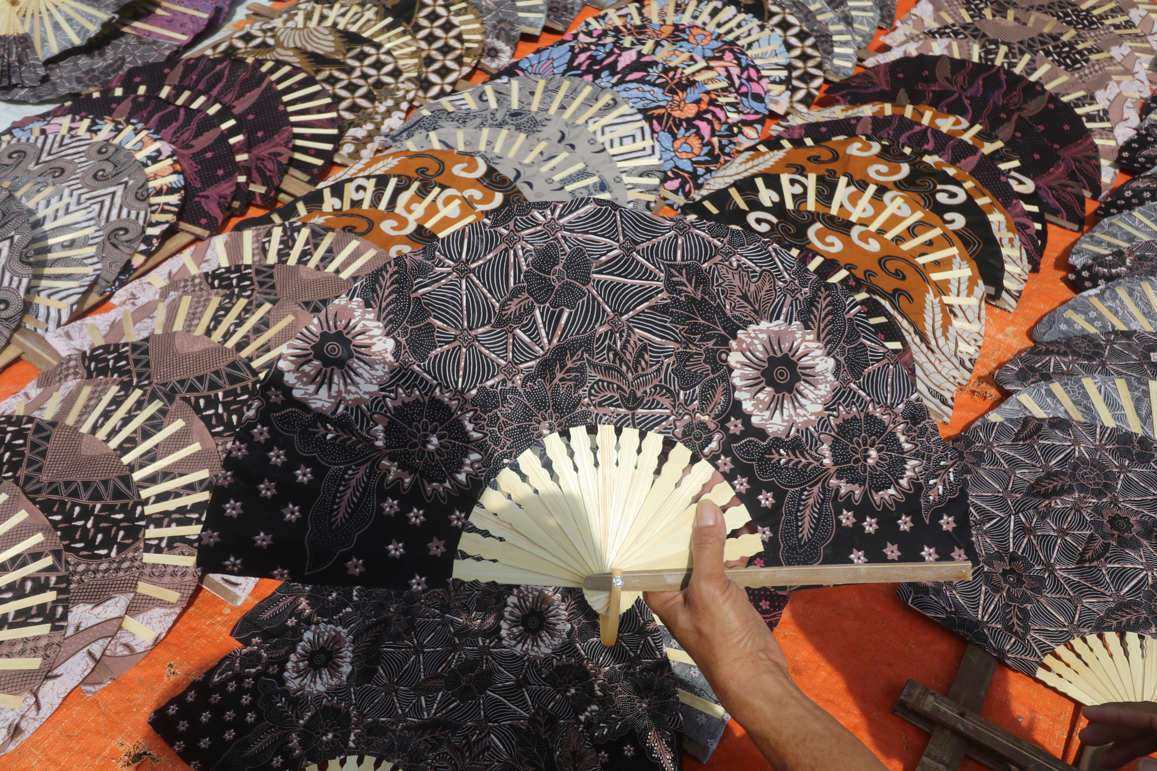 Kerajinan Kipas Suvenir Pernikahan