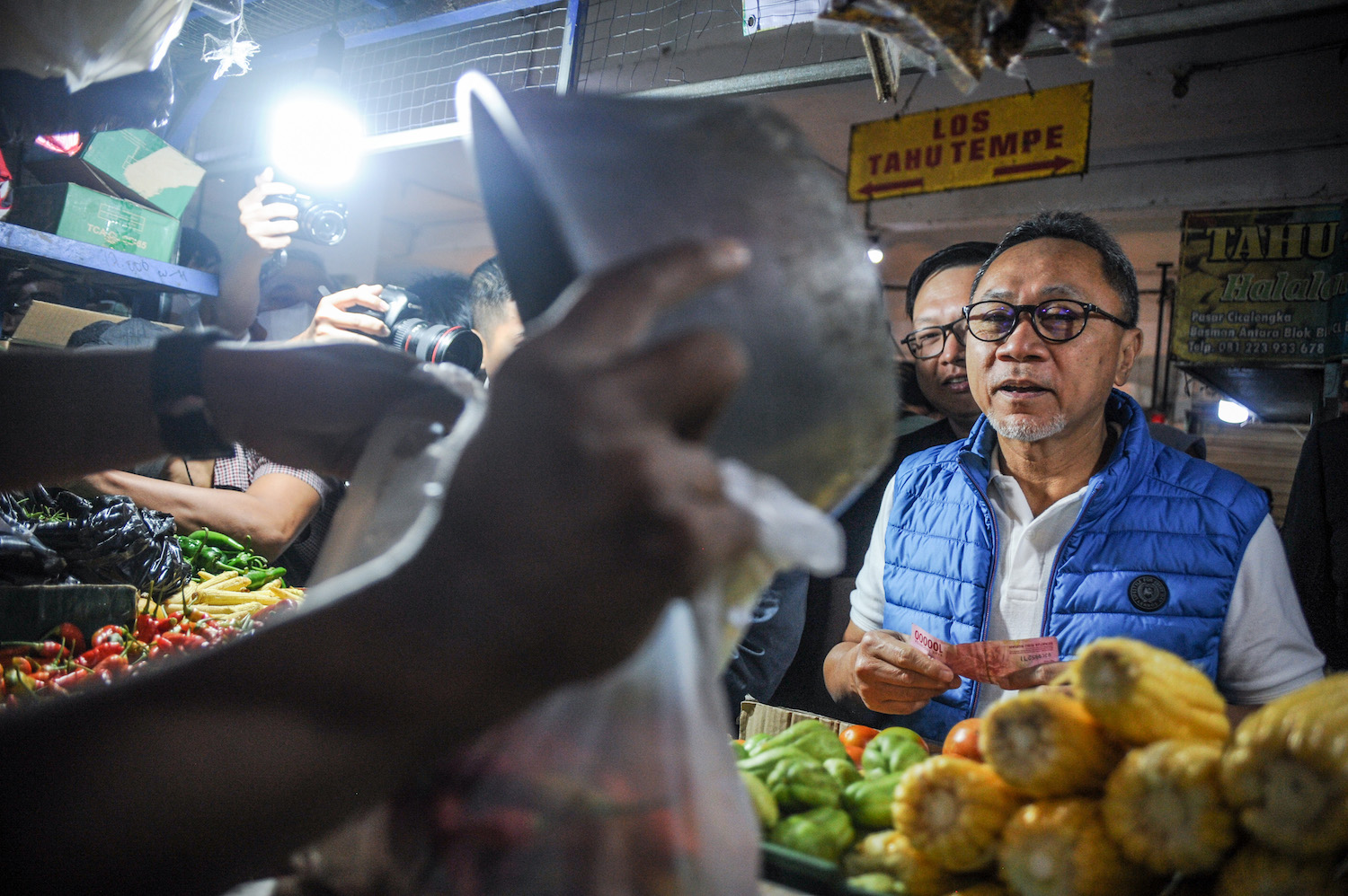 Menteri Perdagangan Meninjau Harga Kebutuhan Pokok di Pasar Tradisional 